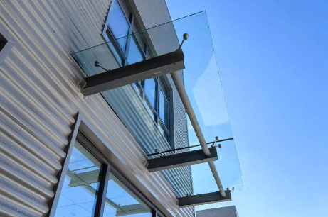 青海为什么要给钢结构雨棚打孔！